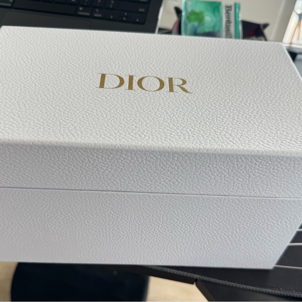 Dior Cosmetic Bag and Capture Total Hyalushot wrinkle corrector - Picture 5 of 5